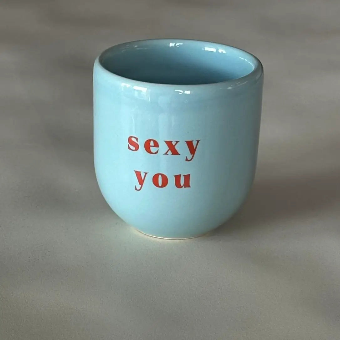 Kaffeebecher mit verschiedenen Designs