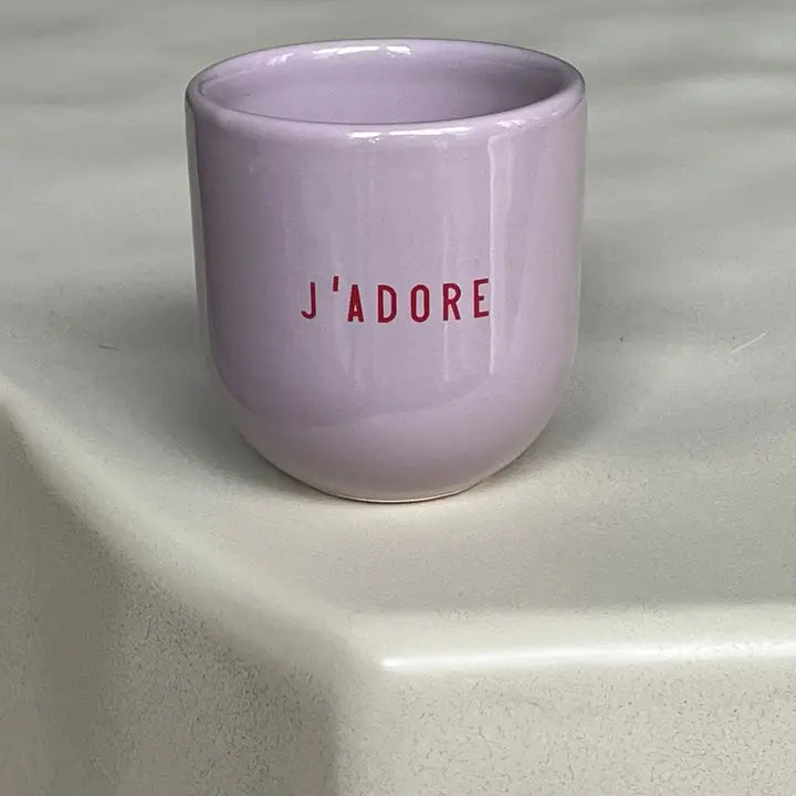 Kaffeebecher mit verschiedenen Designs