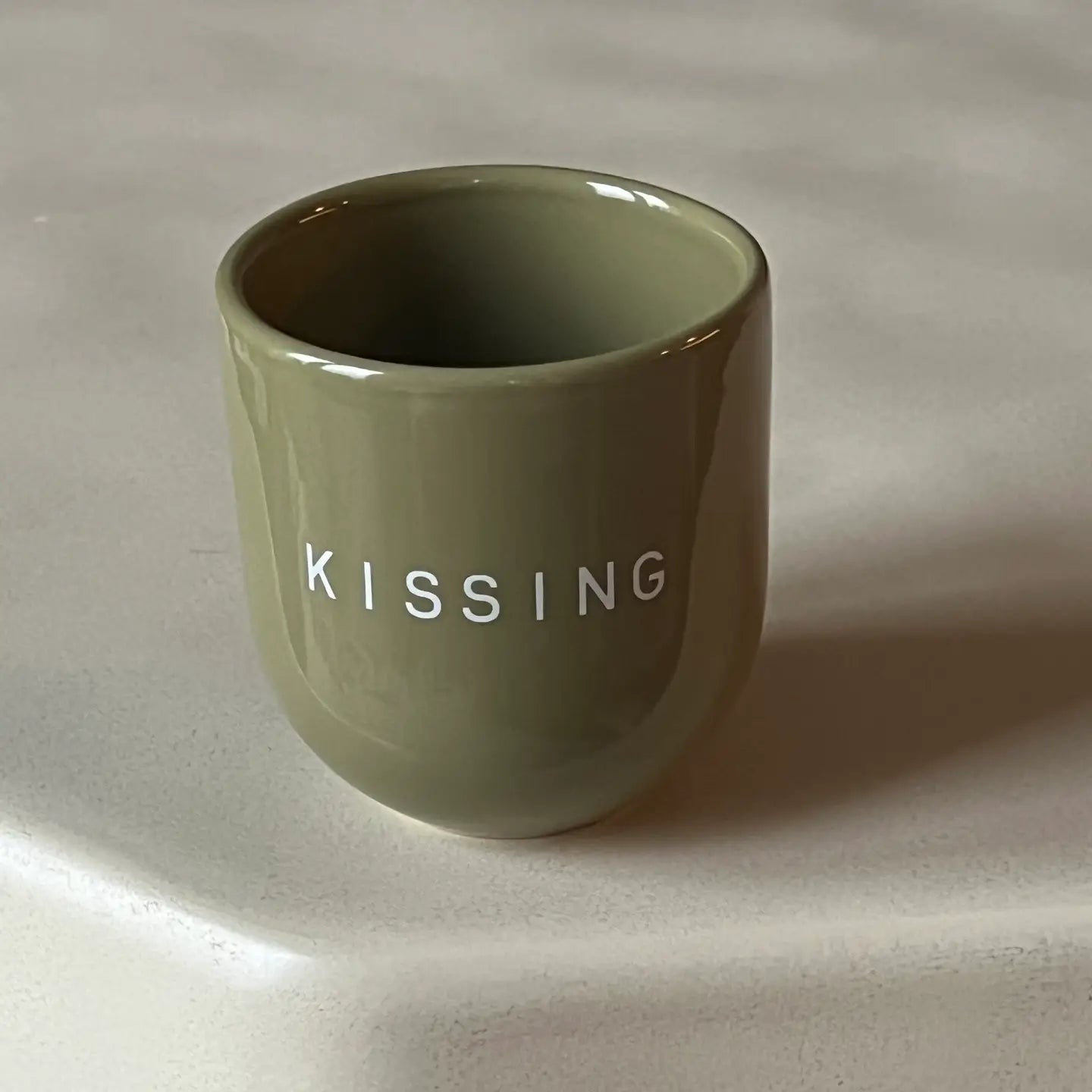 Kaffeebecher mit verschiedenen Designs