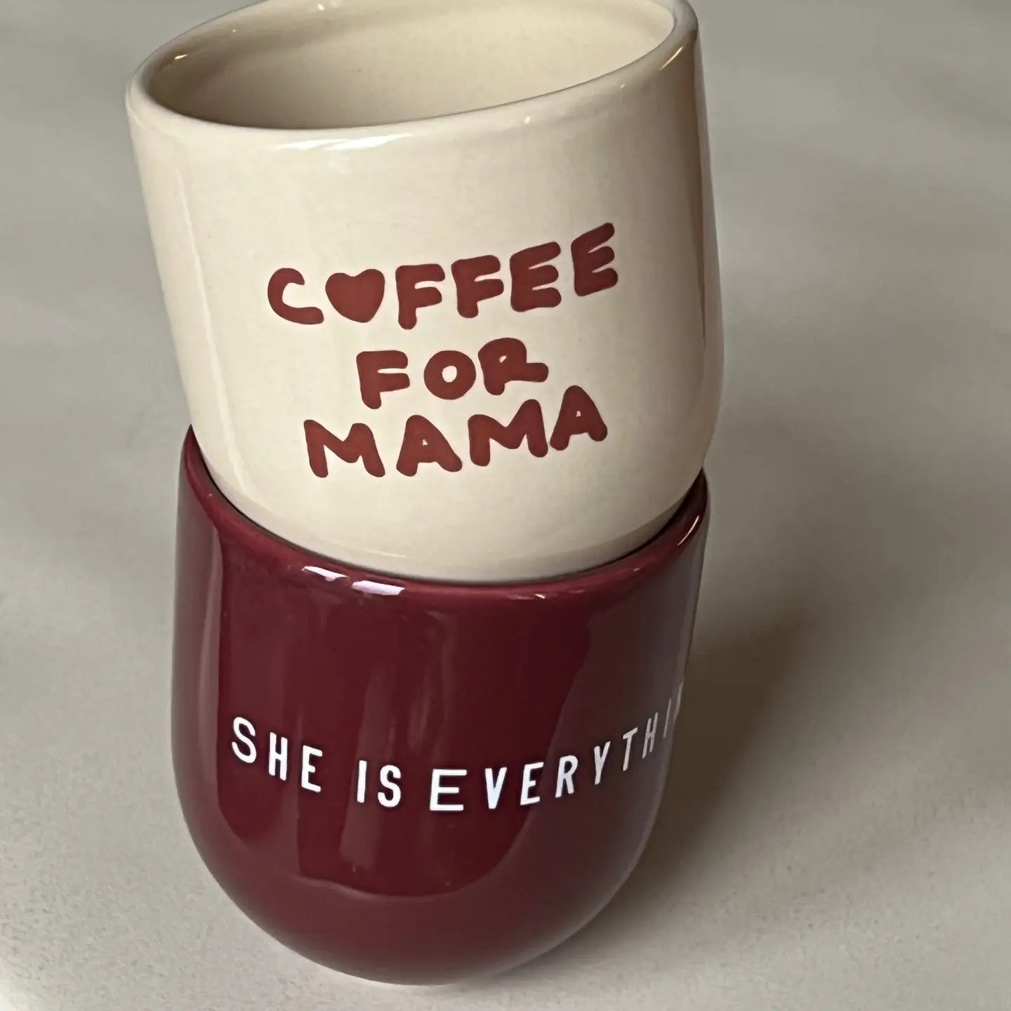 Kaffeebecher mit verschiedenen Designs
