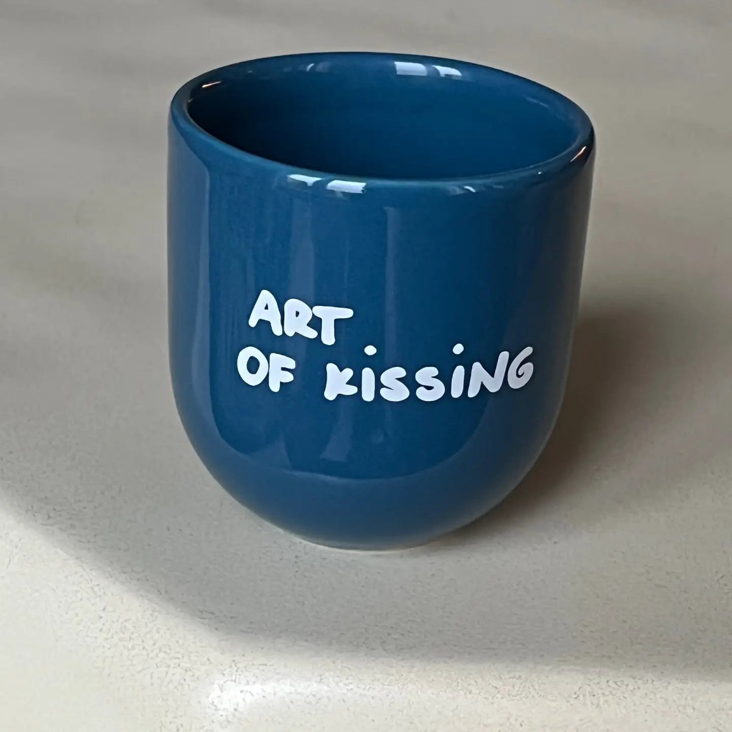 Kaffeebecher mit verschiedenen Designs