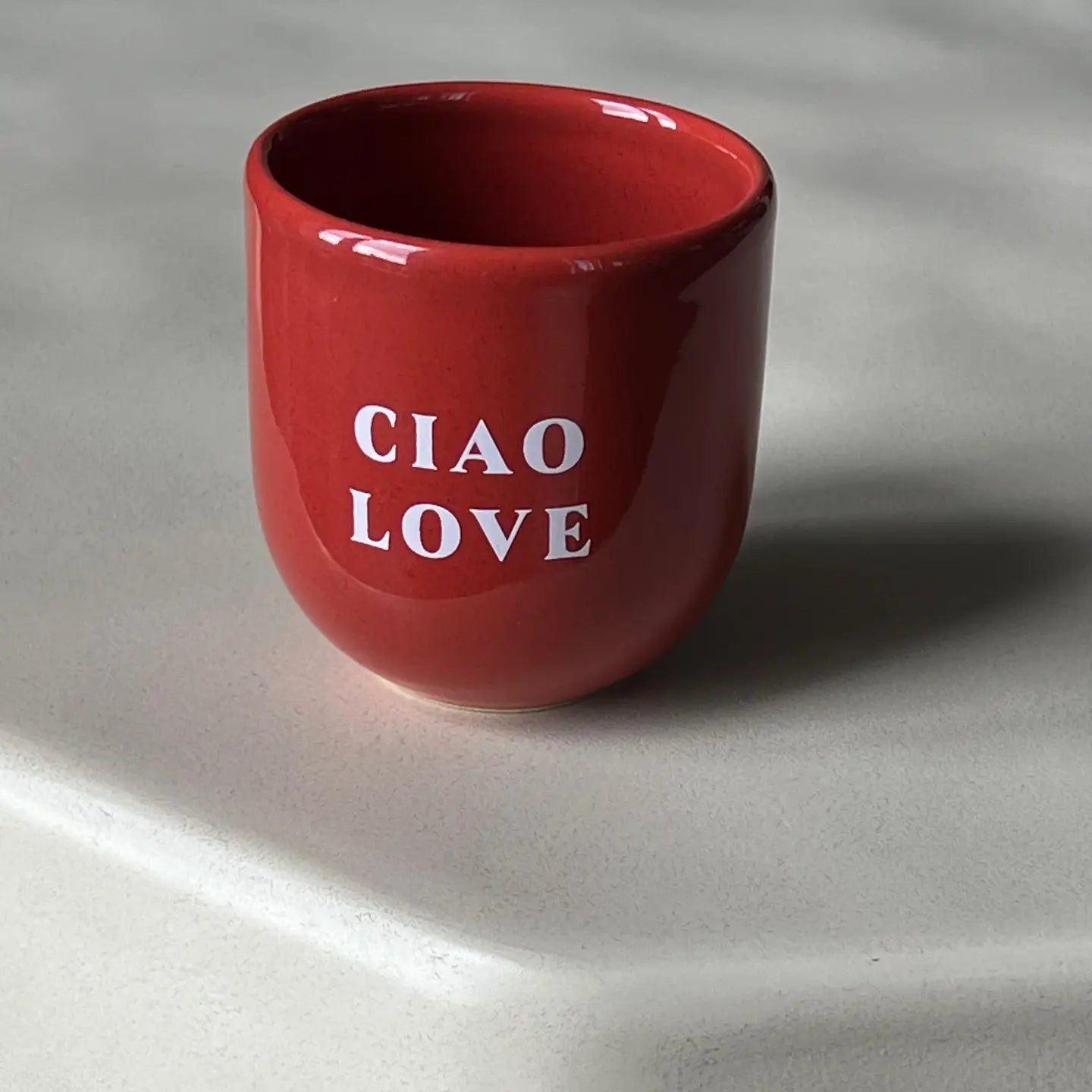 Kaffeebecher mit verschiedenen Designs