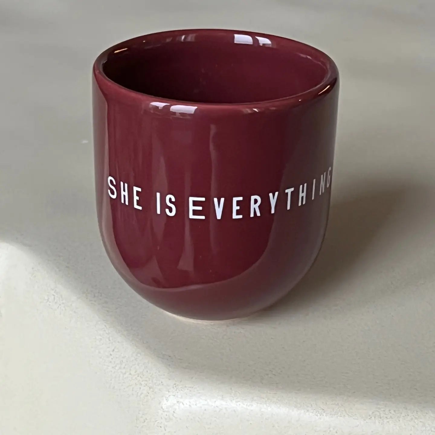 Kaffeebecher mit verschiedenen Designs
