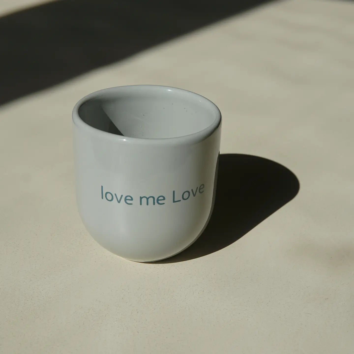 Kaffeebecher mit verschiedenen Designs