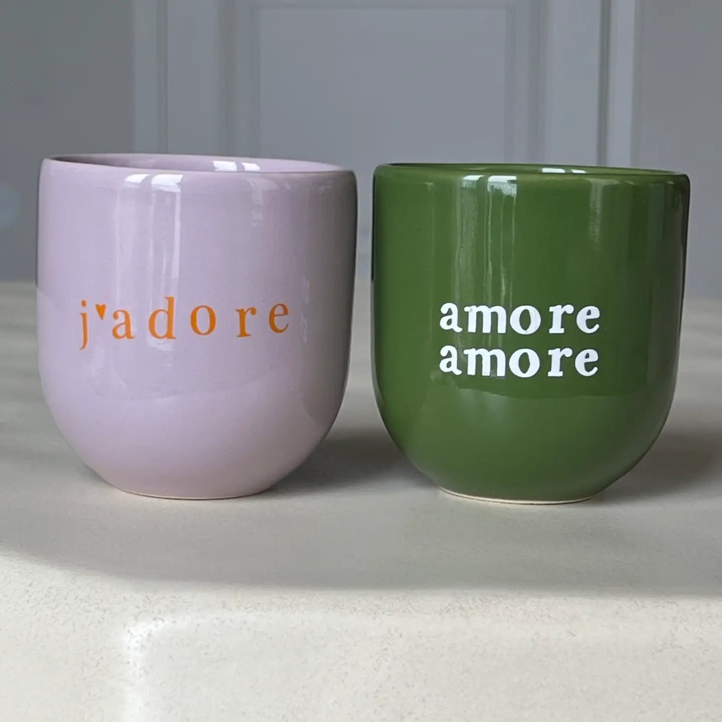 Kaffeebecher mit verschiedenen Designs