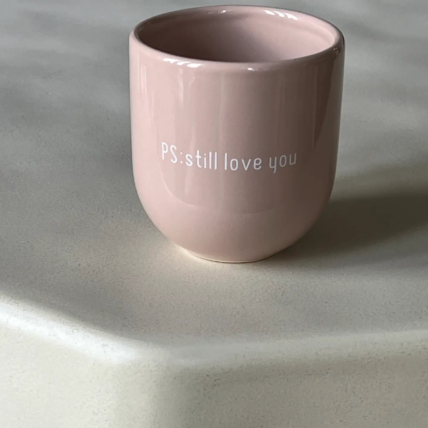 Kaffeebecher mit verschiedenen Designs