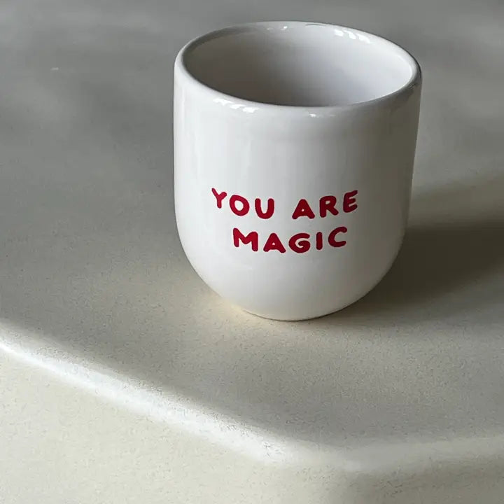 Kaffeebecher mit verschiedenen Designs