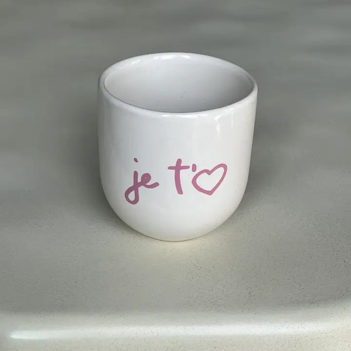 Kaffeebecher mit verschiedenen Designs