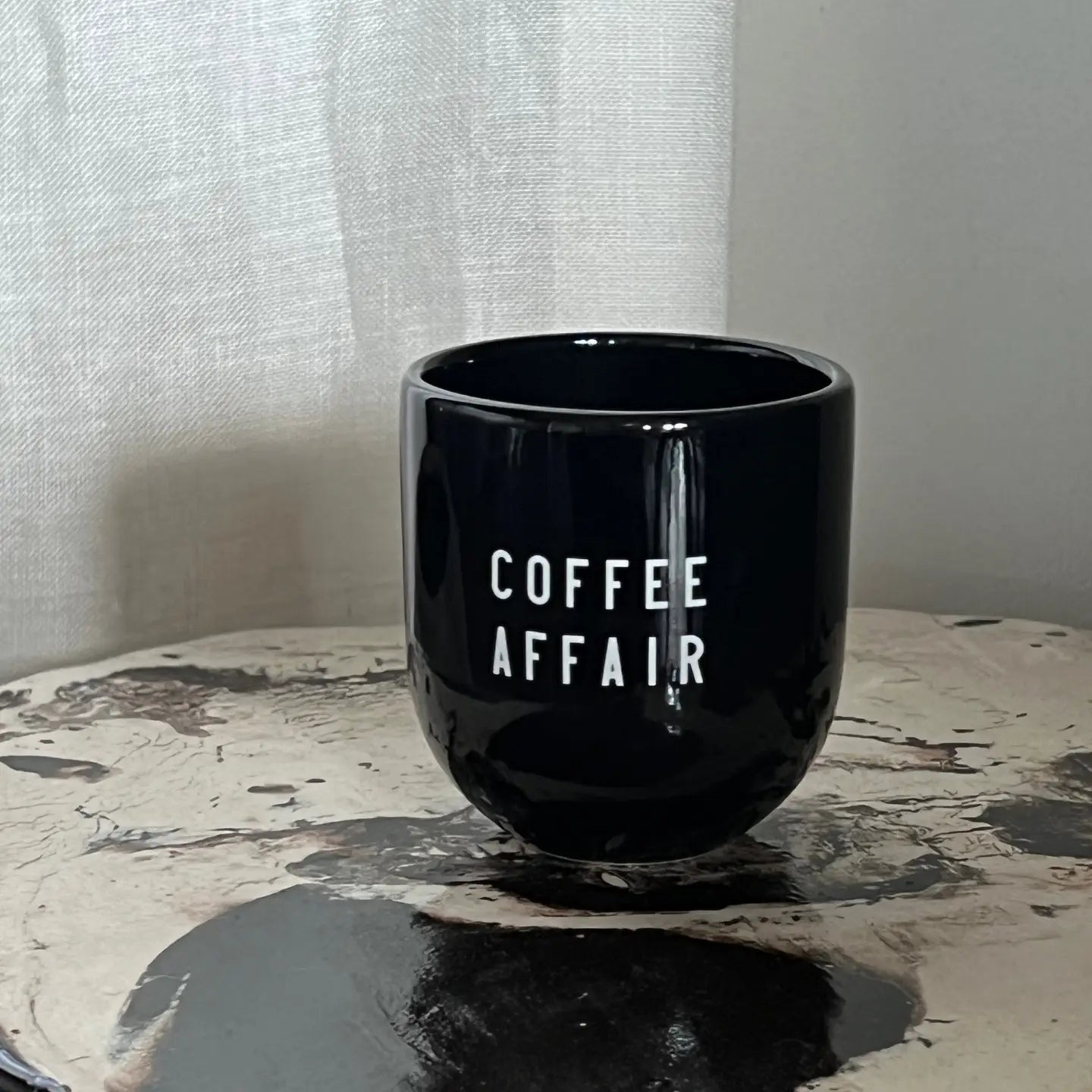 Kaffeebecher mit verschiedenen Designs