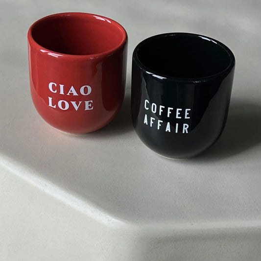 Kaffeebecher mit verschiedenen Designs