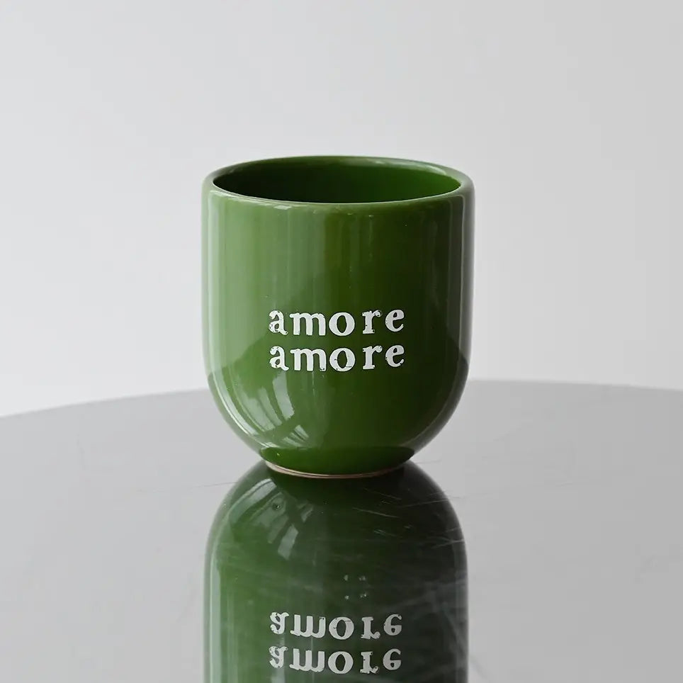 Kaffeebecher mit verschiedenen Designs